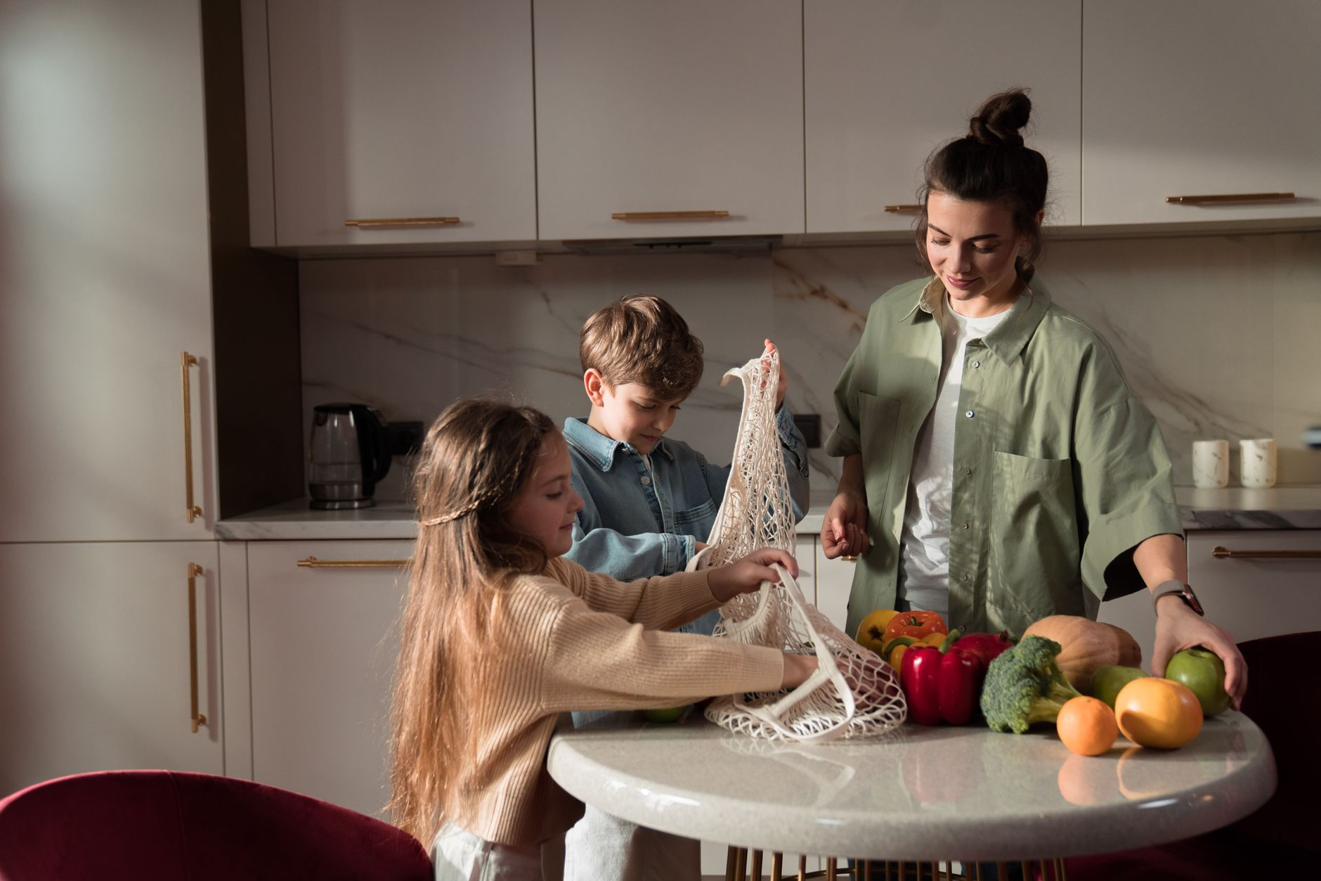 Rodzina gotująca w przytulnej kuchni, unikając plastikowych opakowań.