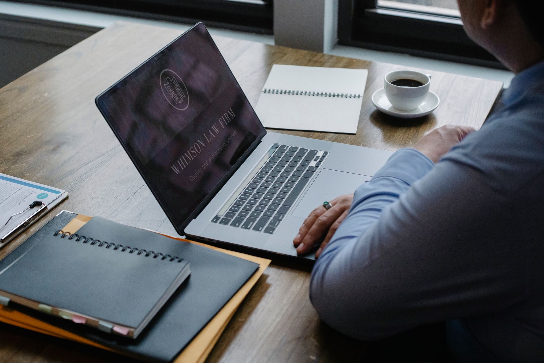 Osoba sprawdza dokument online na laptopie przy domowym biurku